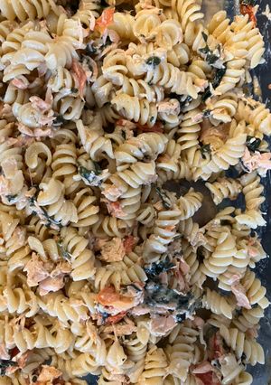 Una foto de Fideos con salmón y espinaca