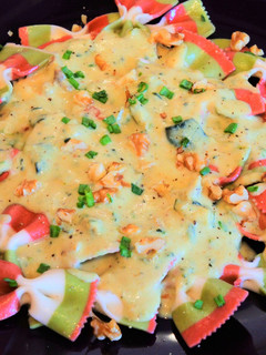 Una foto de Pasta con salsa de calabacín, queso y nueces 🍝 🧀