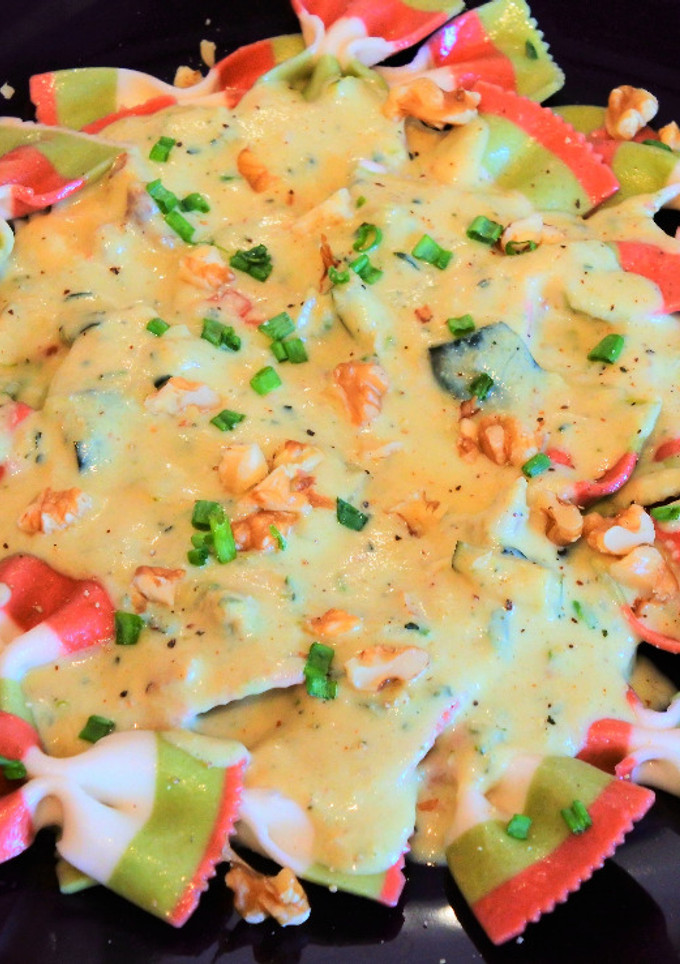 Una foto de Pasta con salsa de calabacín, queso y nueces 🍝 🧀