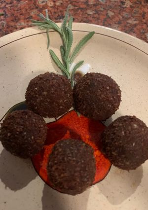 Una foto de BOCADOS muy energéticos y nutritivos con TÉ DE MATCHA, coco, frutos secos y chocolate (fácil,rápido)
