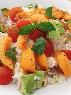 Una foto de Ensalada de arroz agridulce con nísperos