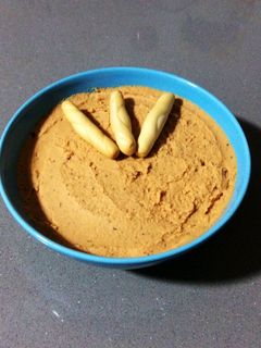 Una foto de Hummus con tomate