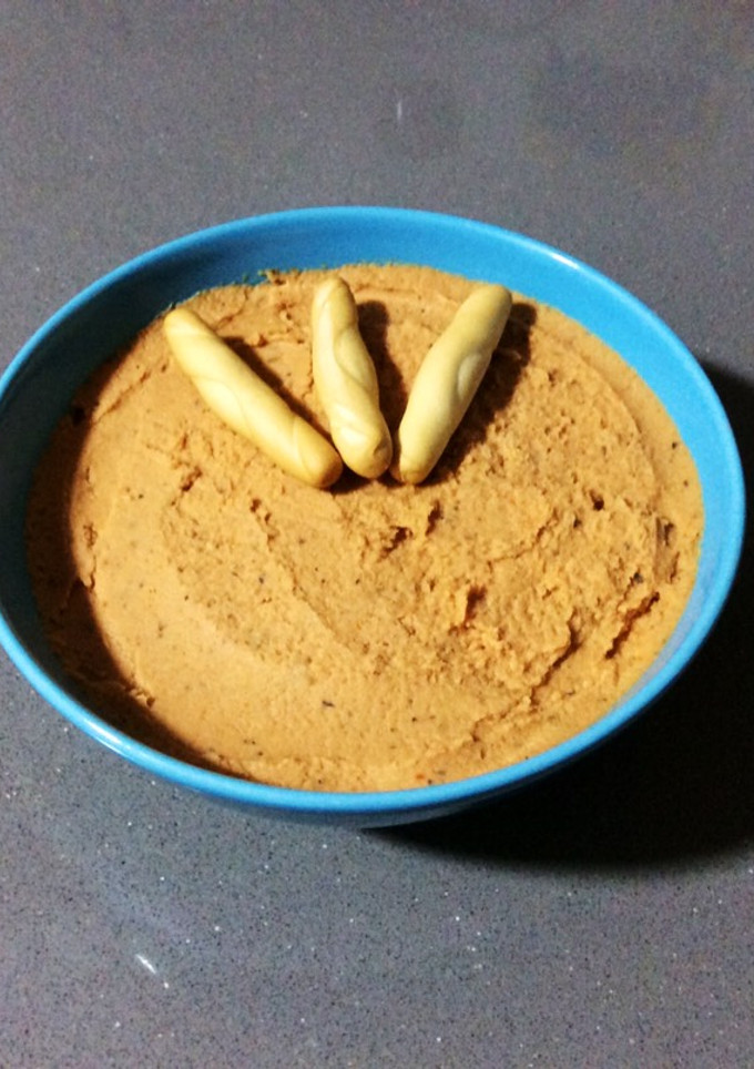 Una foto de Hummus con tomate