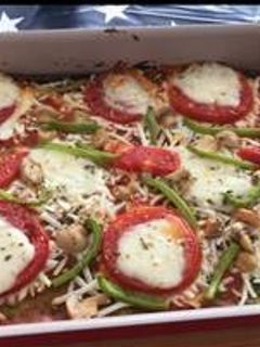 Una foto de Pizza de verduras (masa de brócoli)