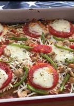 Una foto de Pizza de verduras (masa de brócoli)