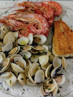 Una foto de Lubina y gambones a la plancha con almejas al ajillo