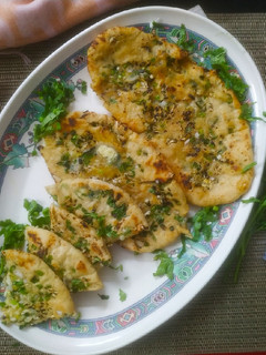 ચીઝ ચીલી ગાર્લીક નાન (Cheese Chili Garlic Naan Recipe In Gujarati) રેસીપી મુખ્ય ફોટો