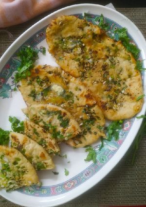ચીઝ ચીલી ગાર્લીક નાન (Cheese Chili Garlic Naan Recipe In Gujarati) રેસીપી મુખ્ય ફોટો
