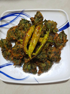 पालक भजिया (palak bhajiya recipe in Hindi) रेसिपी मुख्य फोटो