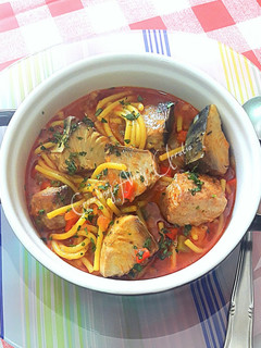 Una foto de Bonito guisado con fideos gordos