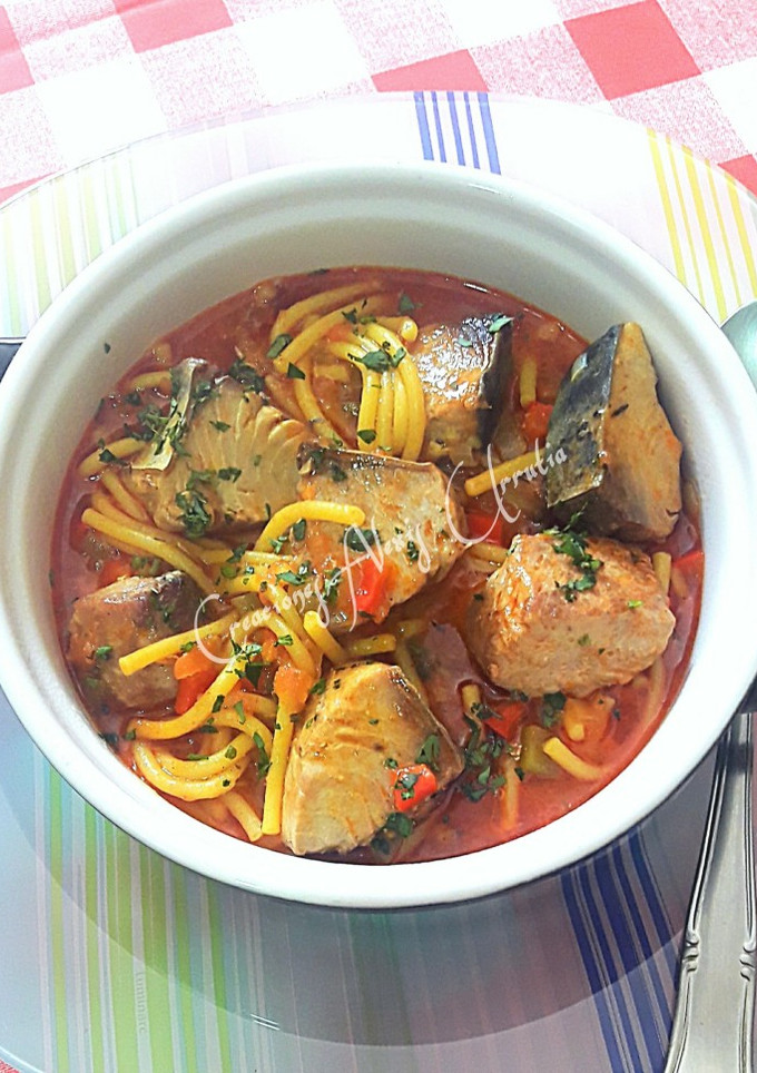 Una foto de Bonito guisado con fideos gordos