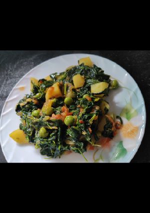 A picture of Aloo matar methi.