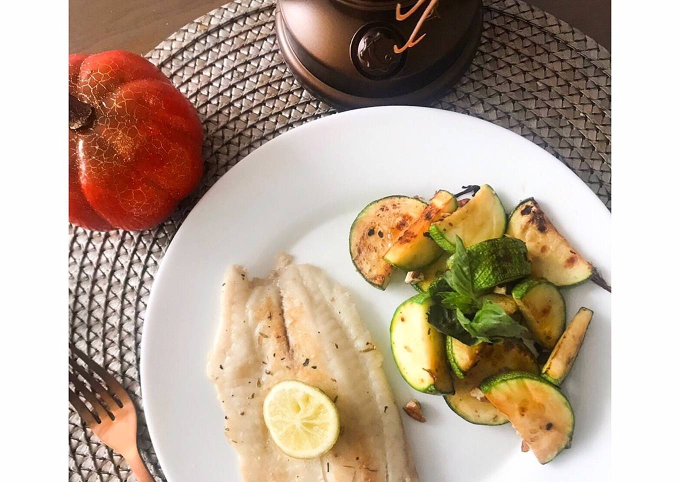 Pescado al horno con calabacita salteadas