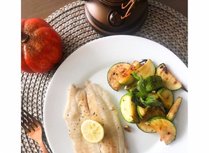 Una foto de Pescado al horno con calabacita salteadas