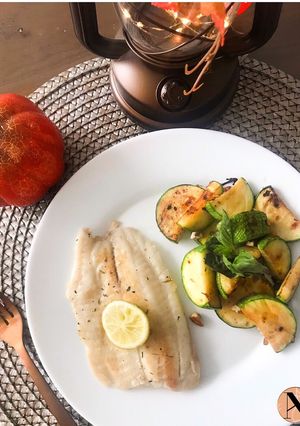 Una foto de Pescado al horno con calabacita salteadas