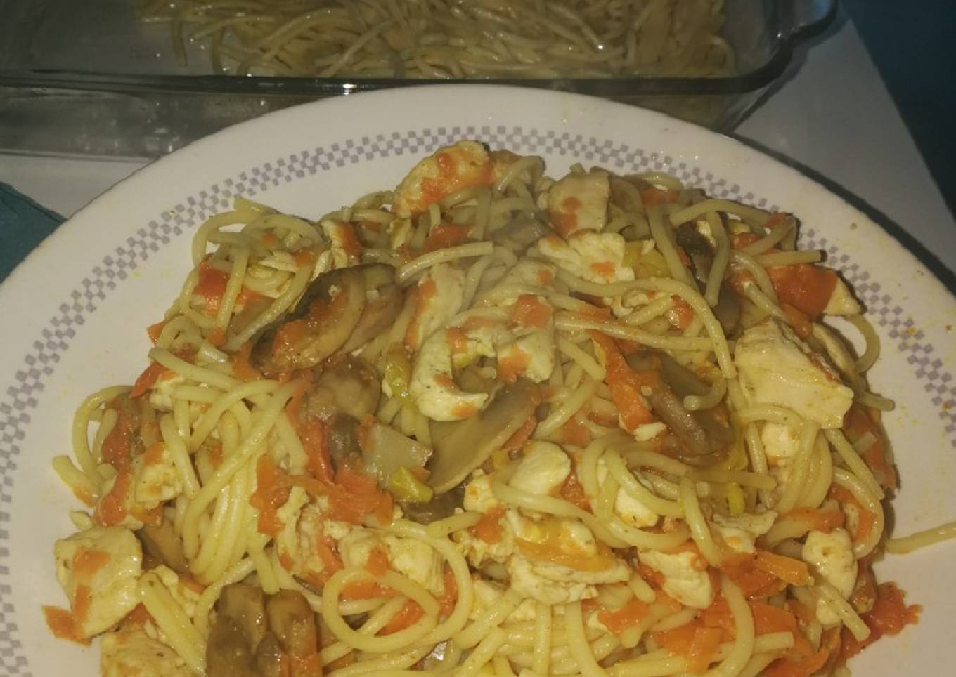 Tallarines con pollo y verduritas al wok