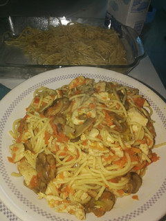 Una foto de Tallarines con pollo y verduritas al wok