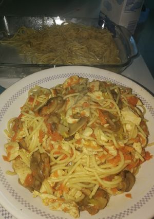 Una foto de Tallarines con pollo y verduritas al wok