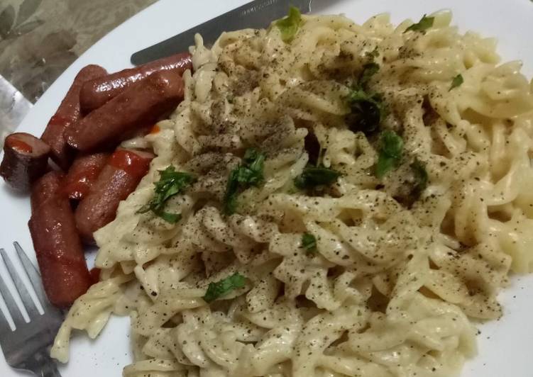 Basic cheesy pasta with English sausages