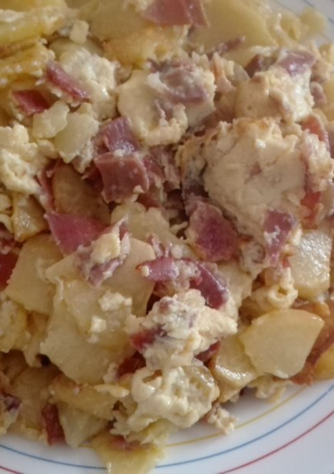 Una foto de Revuelto de patatas y jamón