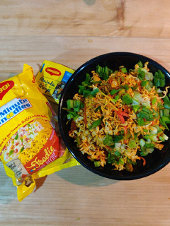 મેગી નૂડલ્સ ભેળ (Maggi Noodles Bhel Recipe in Gujarati) રેસીપી મુખ્ય ફોટો