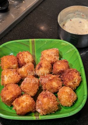 A picture of Paneer popcorns with chilli garlic dip.