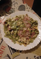 Una foto de Cintas de espinaca con crema de champignones y jamón cocido