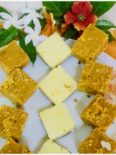 बेसन बर्फी और मावा बर्फी (Besan Barfi aur Mawa Barfi recipe in Hindi) रेसिपी मुख्य फोटो