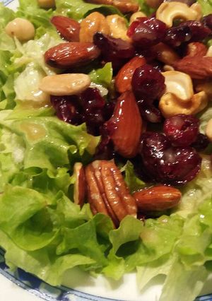 Foto principal de Ensalada de frutos secos con vinagreta de miel