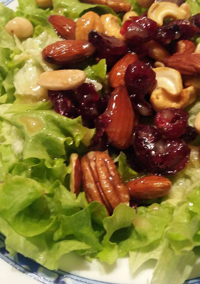 Una foto de Ensalada de frutos secos con vinagreta de miel