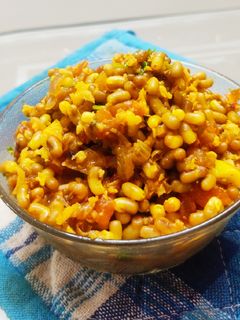 मटकीची उसळ (matki chi usal recipe in marathi) रेसिपी चे मुख्य फोटो 