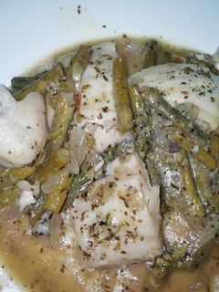 Una foto de Merluza con espárragos en salsa