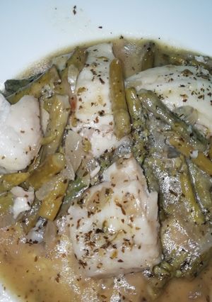 Una foto de Merluza con espárragos en salsa