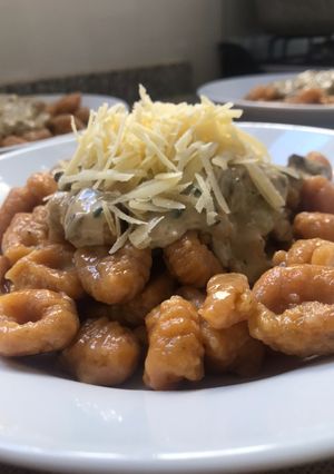 Una foto de Ñoquis de boniato zanahoria con salsa de puerro, hongos y cebolla de verdeo