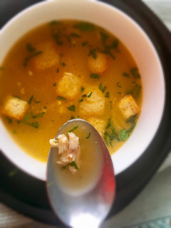 Una foto de Caldo casero de pollo