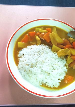 รูปของ ข้าวแกงกะหรี่สีทองอกไก่และไส้กรอก