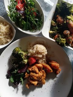 BBQ-S csirkemell, bulgurral édesburgonyával, és brokkolival recept fotója