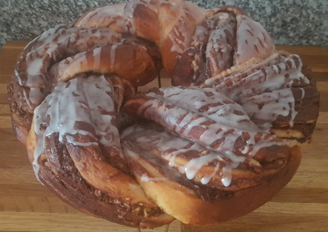 Rosca trenzada de chocolate y nueces