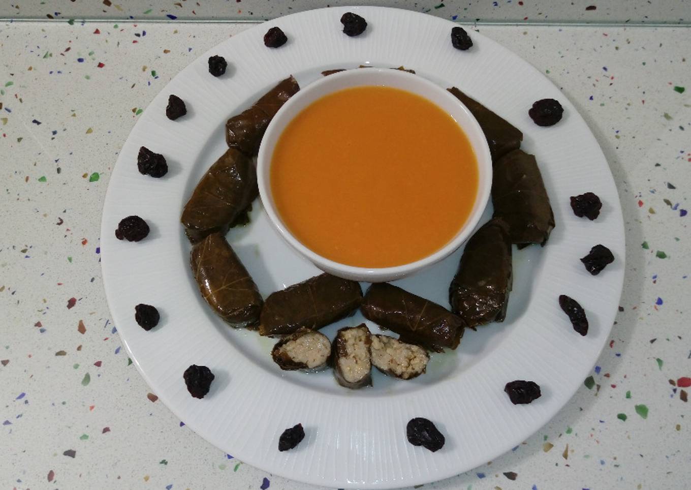 Rollitos de espinacas con arroz y crema de calabaza con pasas