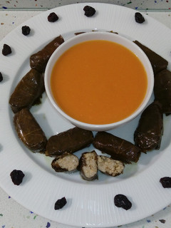 Una foto de Rollitos de espinacas con arroz y crema de calabaza con pasas