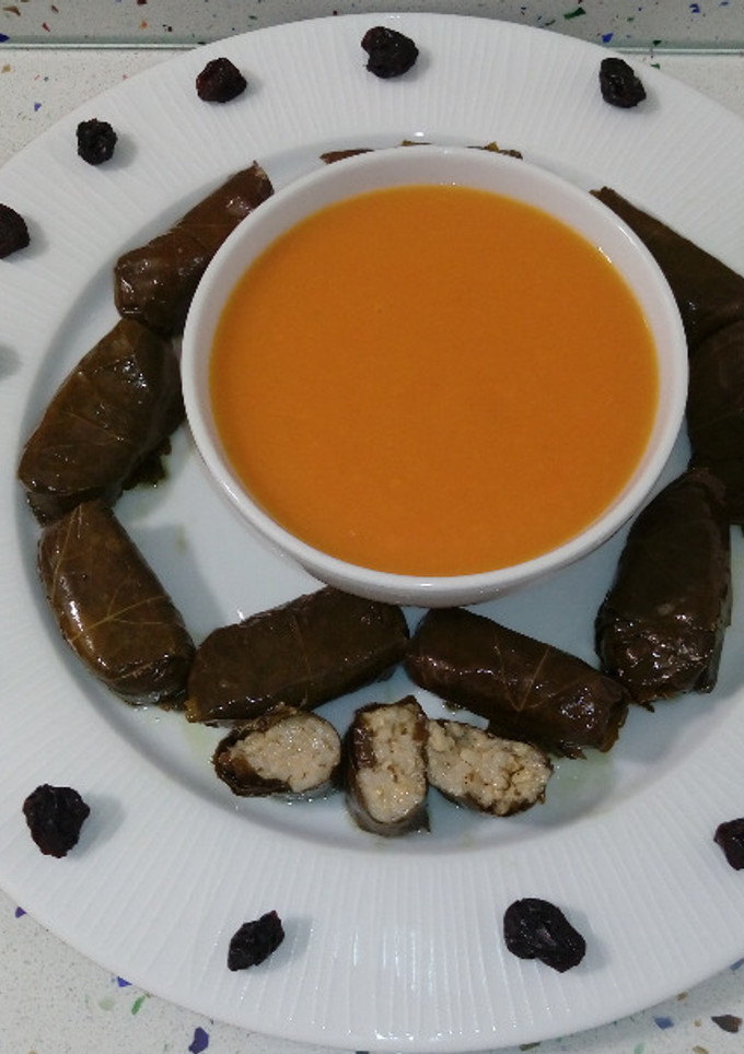Una foto de Rollitos de espinacas con arroz y crema de calabaza con pasas