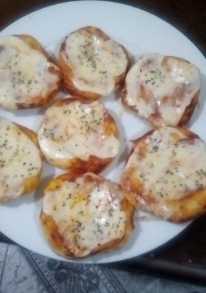 Una foto de Pizzetitas con salsa casera...😋