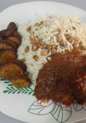 A picture of Rice and beans with fried plantain.