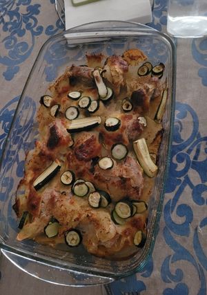 Una foto de Solomillo de cerdo Duroc, con patatas a láminas, calabacín baby, y mozzarella fresca