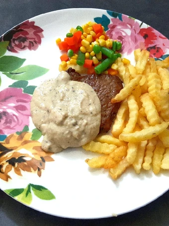 Cara Gampang Menyiapkan Resep Beef Steak with Creamy Peppercorn Sauce yang Enak Banget Anti Ribet, Uenak Banget
