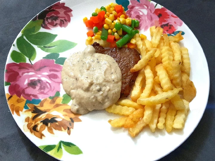 Cara Gampang Menyiapkan Resep Beef Steak with Creamy Peppercorn Sauce yang Enak Banget Anti Ribet, Uenak Banget