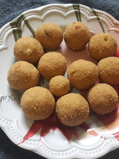 रवा-बेसन लाडू (rava besan ladu recipe in marathi) रेसिपी चे मुख्य फोटो
