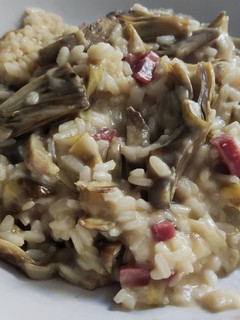 Una foto de Risotto con alcachofas y jamón