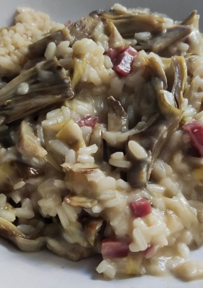 Una foto de Risotto con alcachofas y jamón