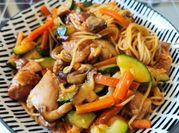 Una foto de wok pollo